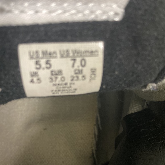 Well broken authentic Vans high tops. - Picture 5 of 6